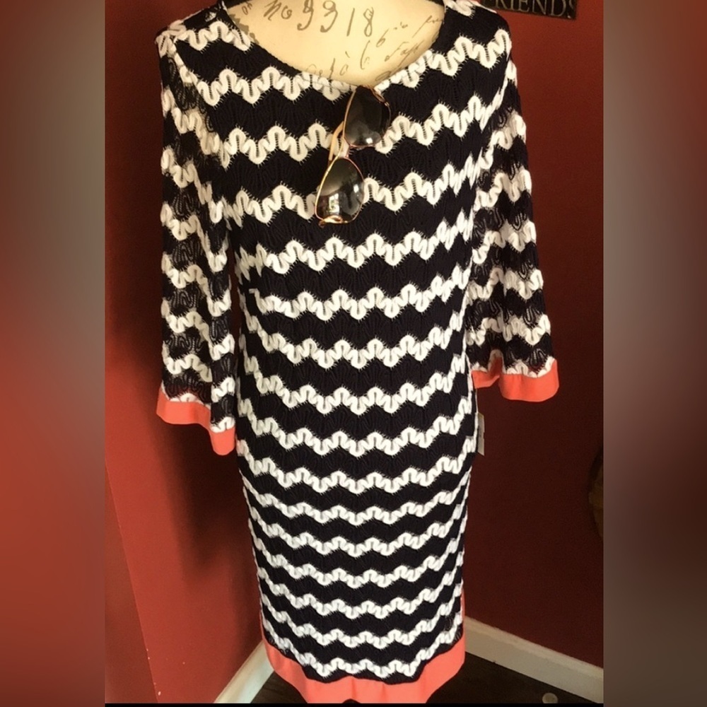 Signature Camryn- Super cute midi dress with great chevron looking print